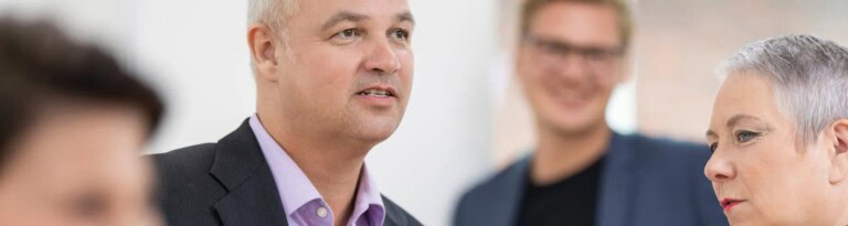 Dipl.-Psych. Ingo Steinke und Dipl.-Psych. Johanna M. Steinke im Austausch im Rahmen einer Weiterbildung im Change Management und Executive Coaching bei COATRAIN® in Hamburg