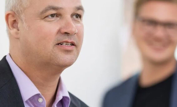 Dipl.-Psych. Ingo Steinke und Dipl.-Psych. Johanna M. Steinke im Austausch im Rahmen einer Weiterbildung im Change Management und Executive Coaching bei COATRAIN® in Hamburg.