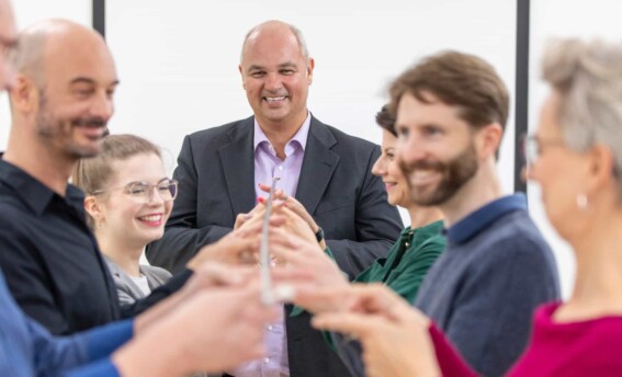 Dipl. Psych. Ingo Steinke interagiert mit einer Gruppe