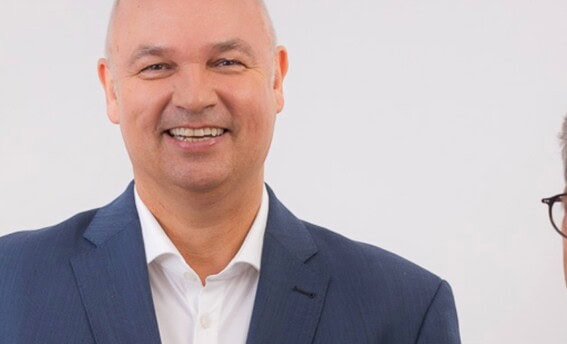 Dipl.-Psych. Ingo Steinke im Austausch mit Teilnehmenden im Rahmen eines Coachings für individuelle Themen bei COATRAIN® in Hamburg