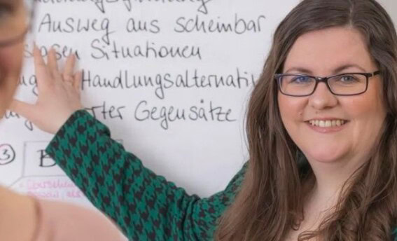 Nadine Sperling-Krüger bei der Vermittlung von Inhalten im Rahmen der Mediationsausbildung bei COATRAIN® in Hamburg