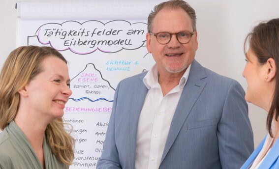 Jürgen Gastring im persönlichen Austausch im Rahmen eines Bewerbungstrainings bei COATRAIN® in Hamburg