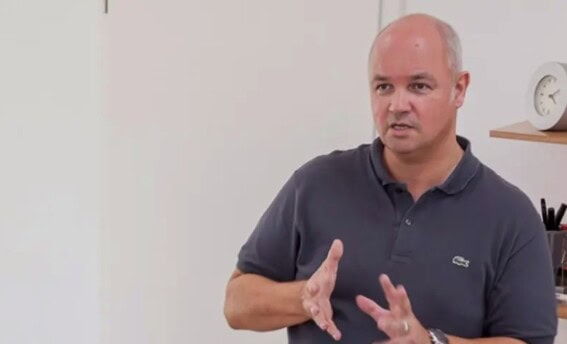 Kommunikationstraining mit Dipl.-Psych. Ingo Steinke bei COATRAIN® Dipl.-Psych. Ingo Steinke im Austausch mit Teilnehmenden während eines Kommunikationstrainings bei COATRAIN® in Hamburg