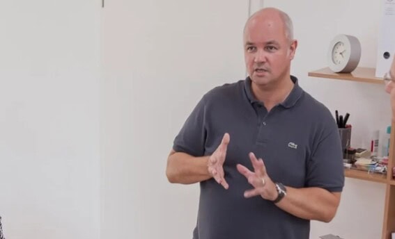 Dipl.-Psych. Ingo Steinke im Austausch mit Teilnehmenden während eines Kommunikationstrainings bei COATRAIN® in Hamburg