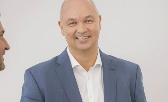 Dipl.-Psych. Ingo Steinke im Austausch mit Teilnehmenden während eines Konflikttrainings bei COATRAIN® in Hamburg
