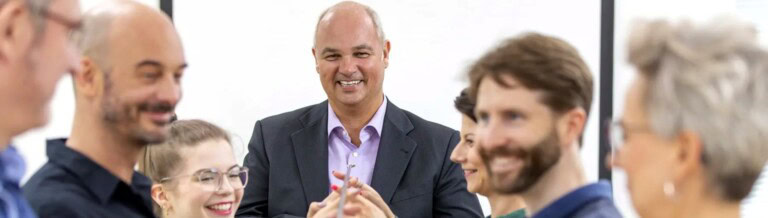 Gemeinsame Arbeit und Austausch im Rahmen der Online Leadership Journey bei COATRAIN® in Hamburg.