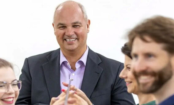 Gemeinsame Arbeit und Austausch im Rahmen der Online Leadership Journey bei COATRAIN® in Hamburg.