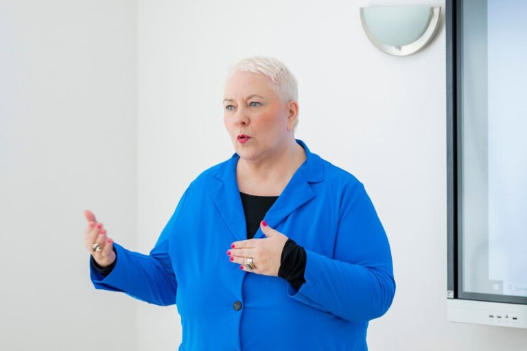 Johanna M. Steinke erklärt den Ethik-Kodex, der Prinzipien formuliert und als Leitlinie für die Arbeit mit Klienten dient bei COATRAIN® in Hamburg