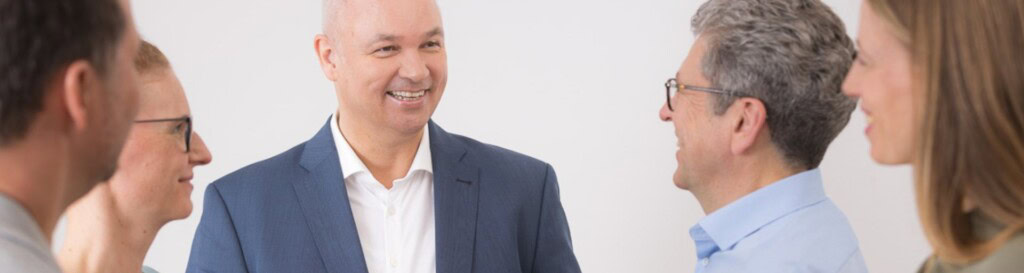 Executive Coaching bei COATRAIN® in Hamburg: Ingo Steinke im Austausch mit Führungskräften bei COATRAIN® Hamburg